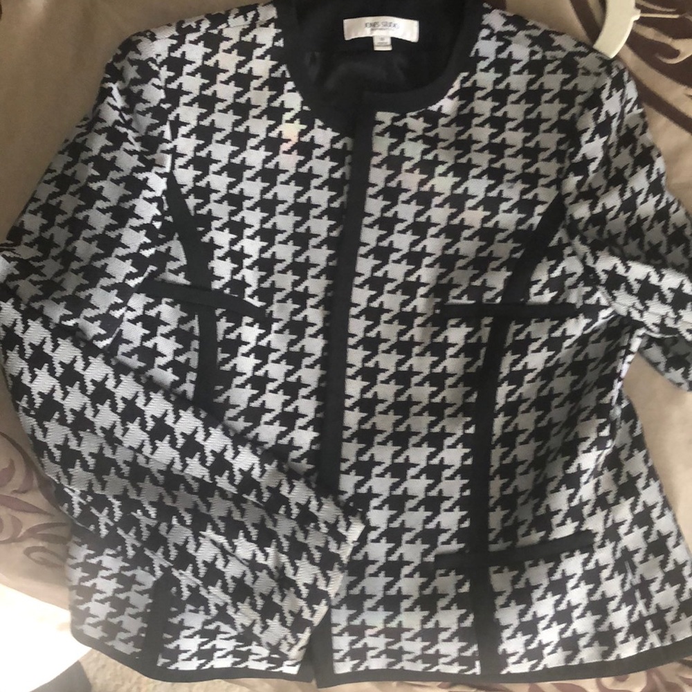 Jones skirt suit. Black & grey